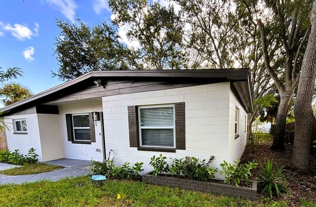Building Photo - Fully Remodeled 3-Bedroom + Den Home for R...
