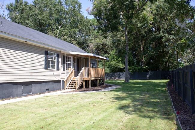 Building Photo - Spacious 4-Bed, 3-Bath Retreat on Greenhil...