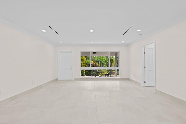 Building Photo - 391 SE 7th Ave