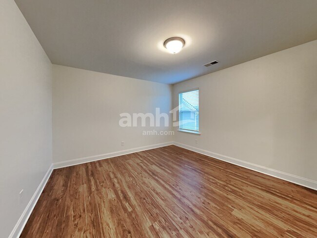 Building Photo - 180 Larragan Dr