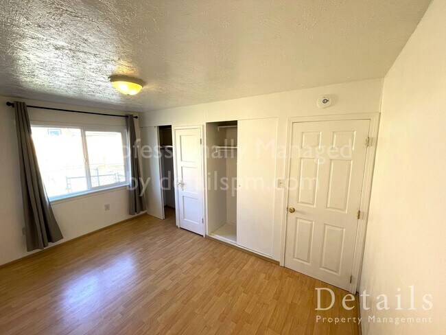 Building Photo - 116 Oak St