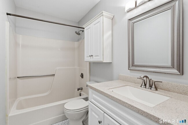 Building Photo - 808 Twin Circle Dr