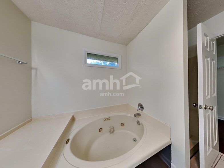 Building Photo - 307 Briarwood Ln