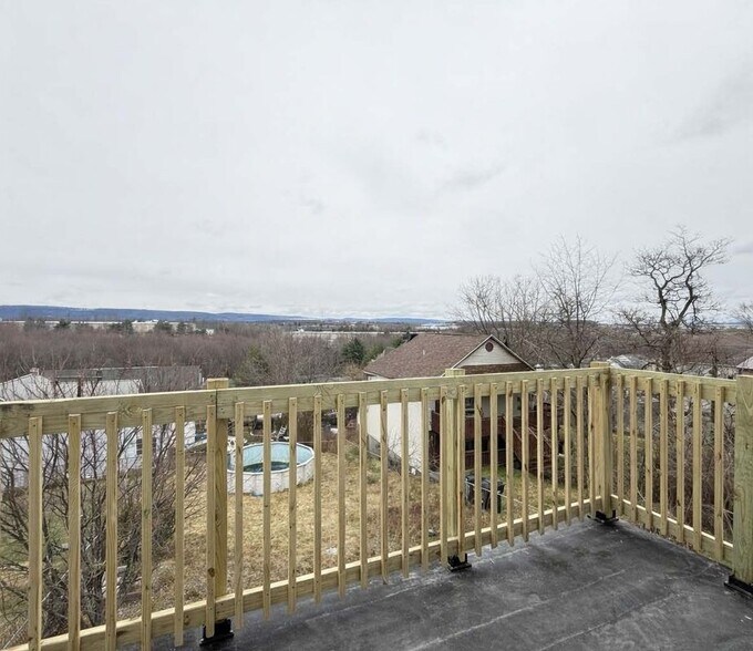 Building Photo - 735 Main St