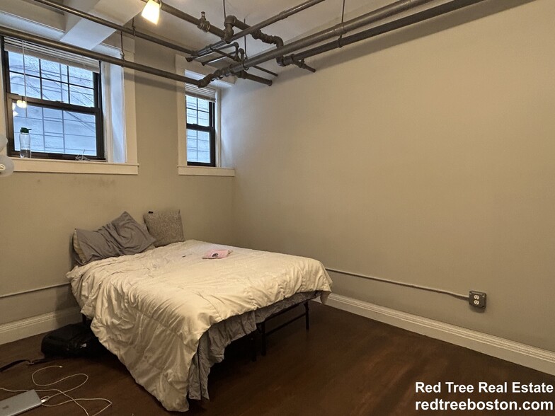 Building Photo - 116 Riverway