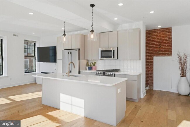 Building Photo - 2141 E Hagert St