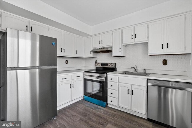 Building Photo - 8801 Monmouth Dr