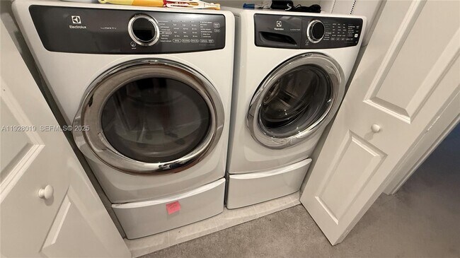 Building Photo - 2833 SE 25th Ave