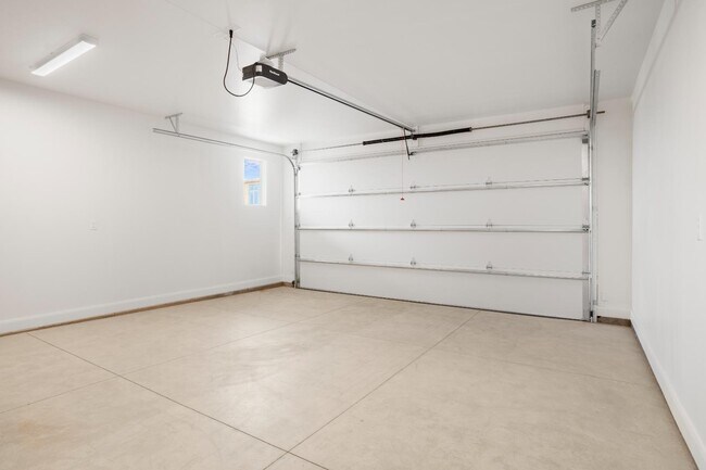 Building Photo - 984 Manen St