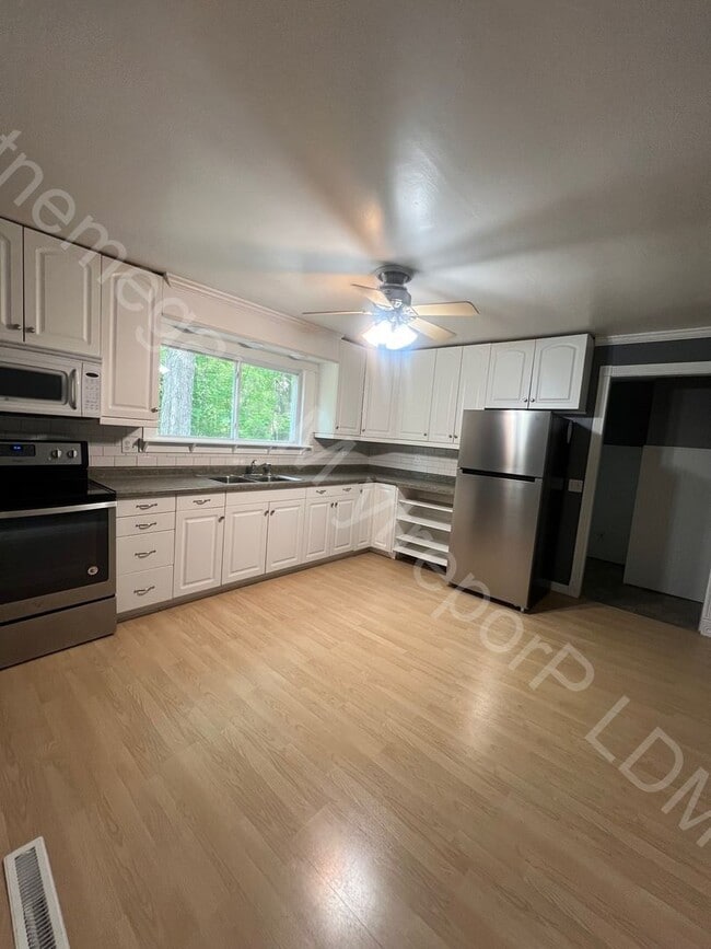 Building Photo - Country Oasis 3 bed 2 bath home