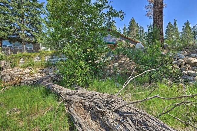Building Photo - 425 Larch Ln