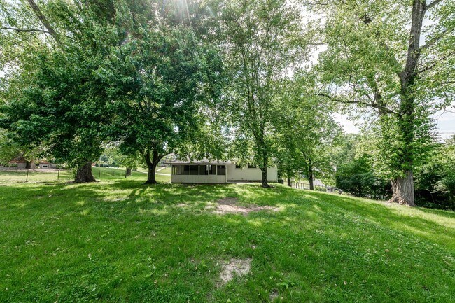 Building Photo - Anderson - Updated and spacious 3 bed 2.5 ...