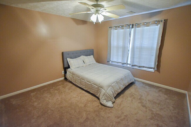 Building Photo - Pet Friendly in Sango!