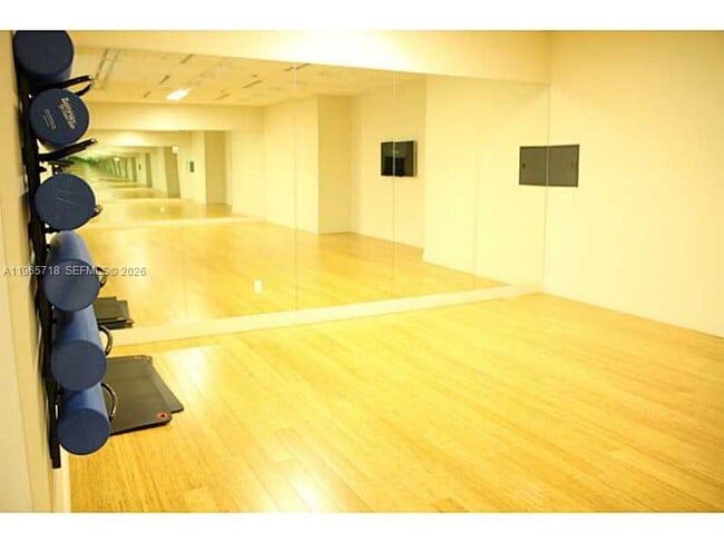 Building Photo - 999 SW 1st Ave