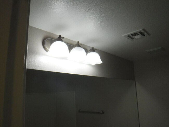 Building Photo - 1500 SQUARE FEET, 2 BED, 2 BATH AND 2 CAR GARAGE