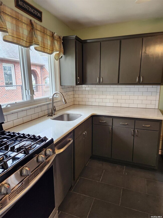 Building Photo - 14 Oakwood Rd