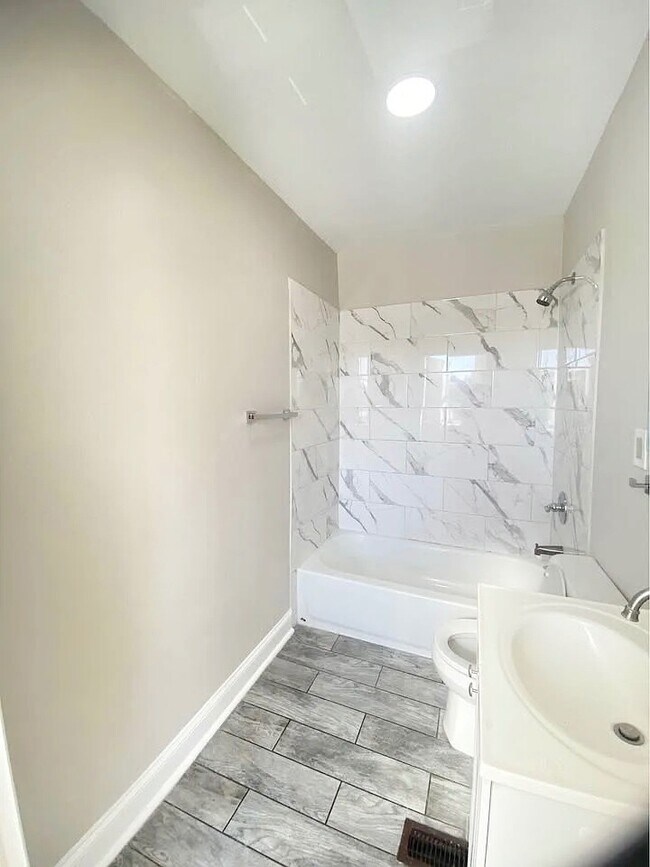 Building Photo - 400 N Bradford St