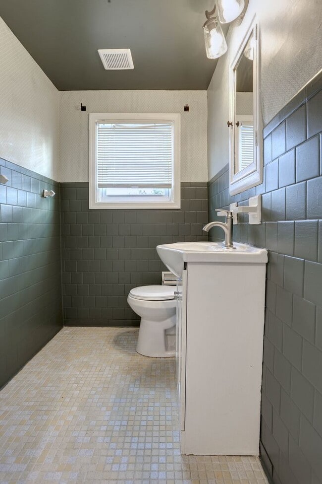 Building Photo - Renovated Single Family 2BR+2Bonus Rm/2.5BA Home in the Heart of Waverly