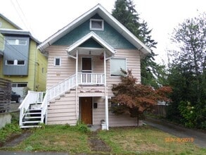 Building Photo - 2 Bed 1 Bath Upperr unit apartment in a Duplex