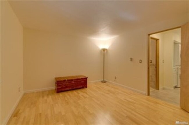 Building Photo - 1Bd/1Ba Kirkland Condo