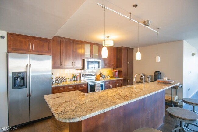 Building Photo - 701 W Lakeside Ave