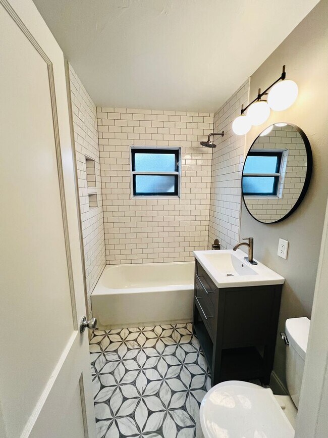 Building Photo - MOVE-IN SPECIAL: Beautifully Updated 1BD 1...