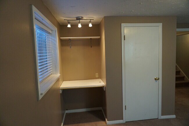Building Photo - Quiet 5 Bedroom 3 Bath West Jordan Home