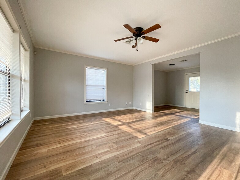 Building Photo - 207 N Bermuda St