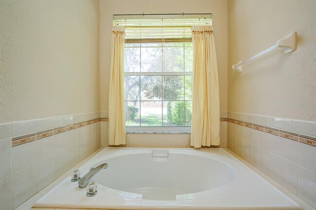 Building Photo - 5 Strawood Point