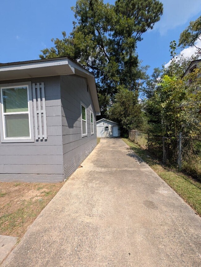 Building Photo - 1153 Auburn Dr