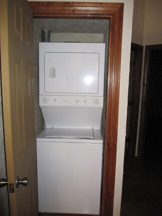 Building Photo - Market 104