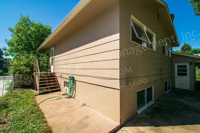 Building Photo - 1916 Larkspur Dr