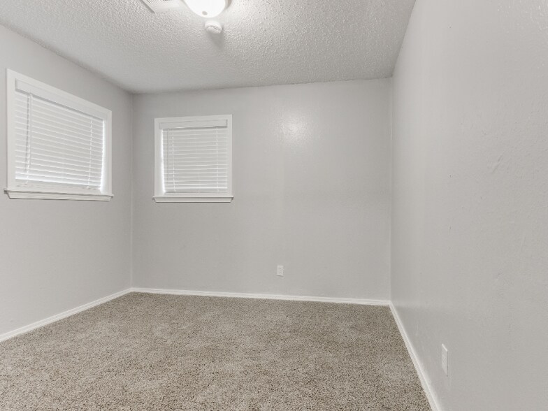 Building Photo - 2104 Linwood Pl
