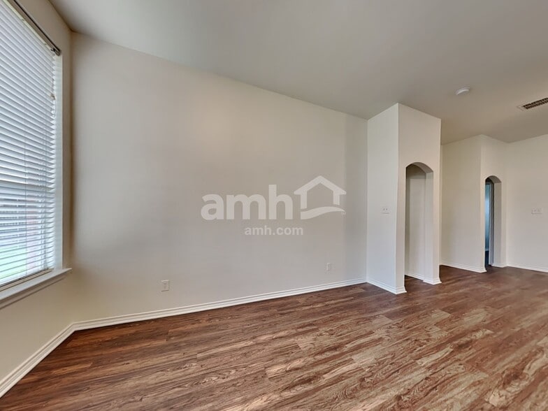 Building Photo - 3013 Lake Side Dr