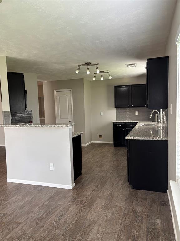 Building Photo - 1702 Oak Ridge Dr