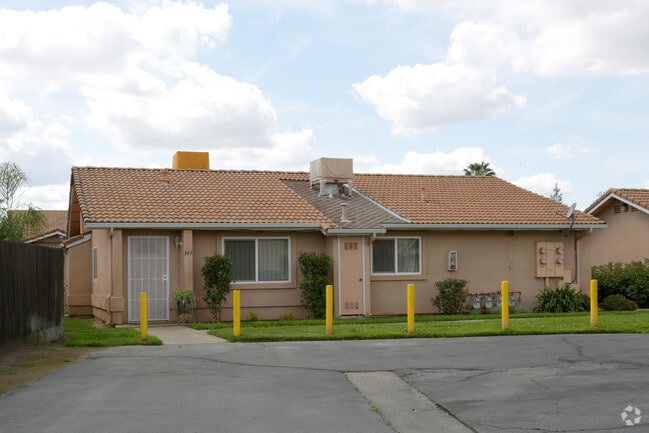 Building Photo - 301-445 W Oakwood Dr