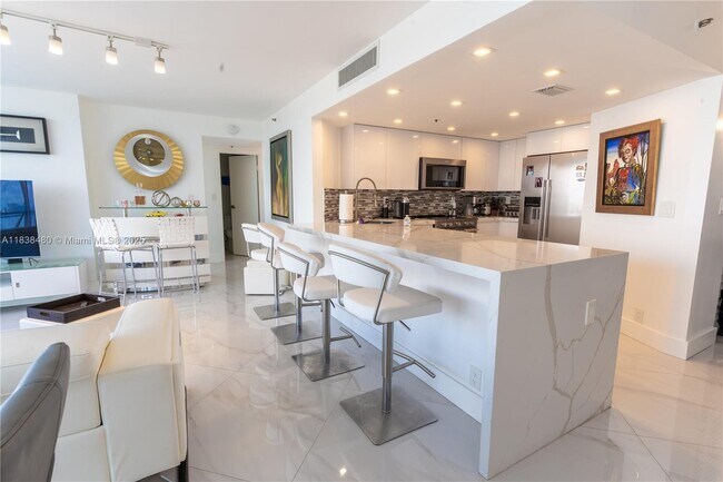 Building Photo - 7601 E Treasure Dr