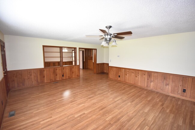 Building Photo - 4 Bedroom and 3 Bath Home- Vander