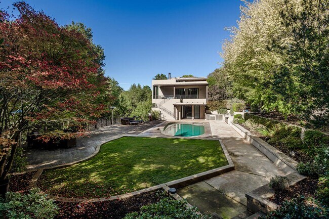 Building Photo - 2510 Skyfarm Dr