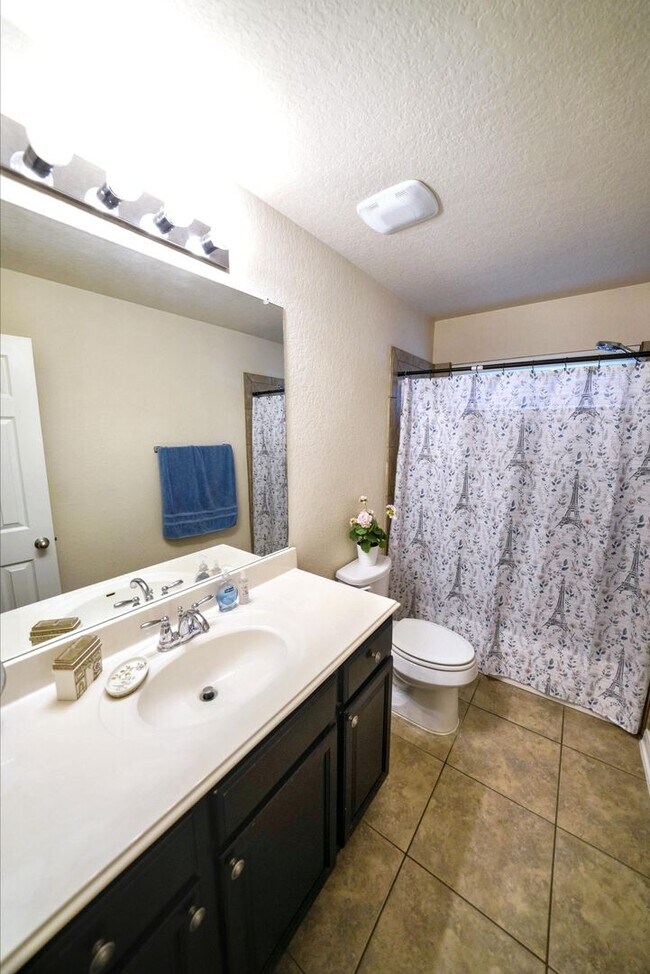 Building Photo - Stunning 3-Bedroom Home with Office in Cha...