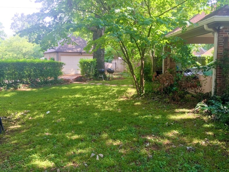 Backyard with all lawn service included - 304 Lauderdale Rd