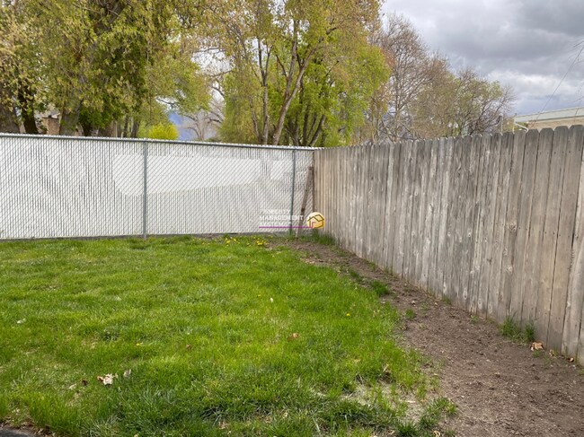 Building Photo - 824-826-826 WhiteMaple Way
