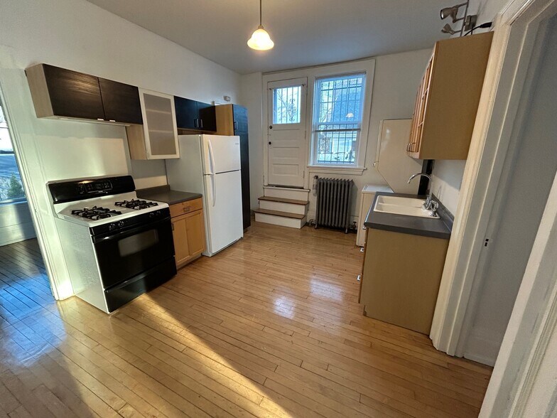 Building Photo - 2379 S Howell Ave