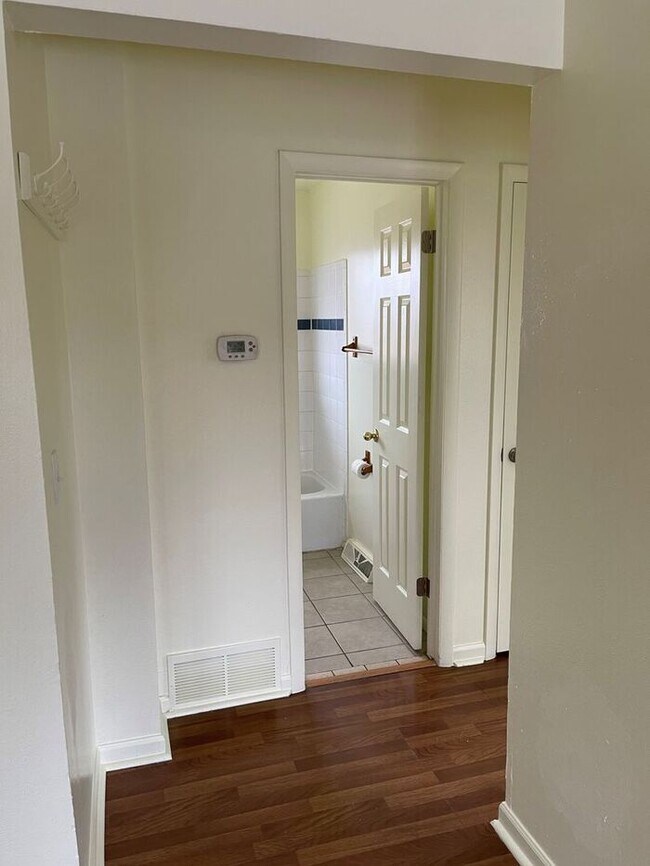 Building Photo - Good home, great location -- MUST SEE