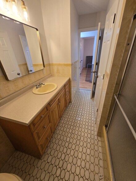 Main Bathroom - View 2 - 401 2nd St