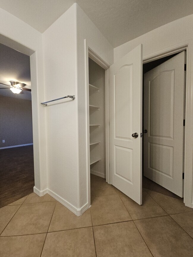 Building Photo - 998 W Desert Sky Dr