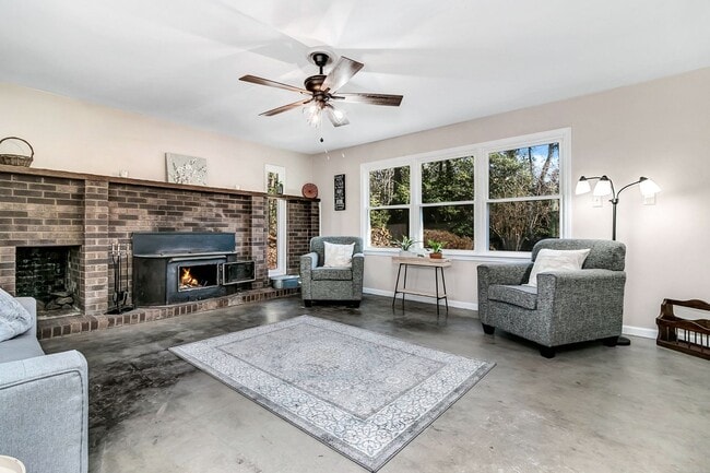 Building Photo - Very Private 2-Bedroom Home with Huge Yard...