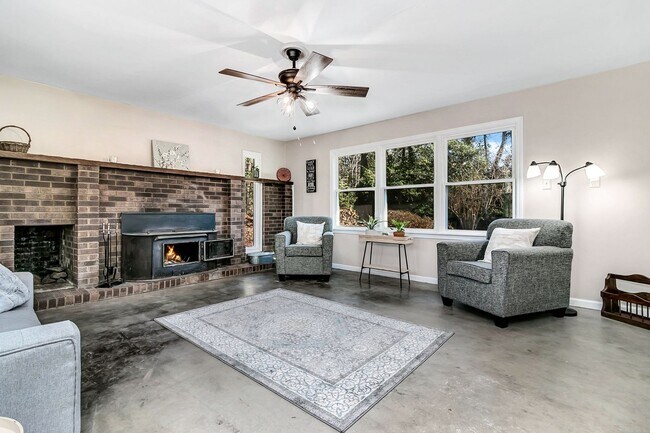 Building Photo - Very Private 3-Bedroom Home with Huge Yard...