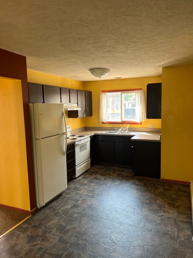 Building Photo - 927 S Black Ave