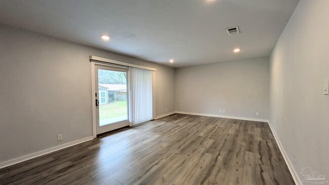 Building Photo - 5912 Sarah Dr